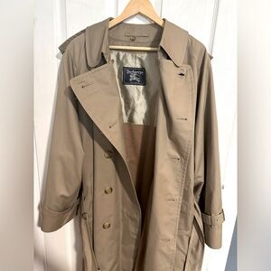Vintage Burberrys’ of London Tan Trench Coat. LG Removable wool liner. LIKE NEW!